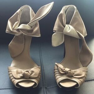 ⭐️HOST PICK⭐️ L.A.M.B. Gwen Stehani Bow Heels 9